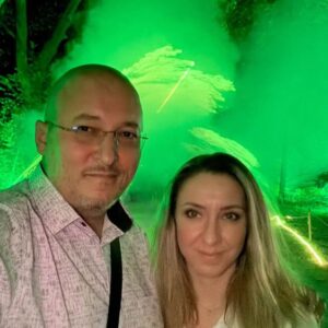 Доцентите Ивелин и Анелия Моллови пред матнетични неонови светлини